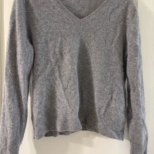 NWOT Quince 100% Cashmere Gray V-Neck Sweater